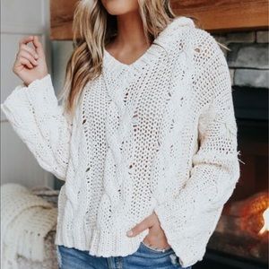 Two toned cropped hooded sweater 🤍